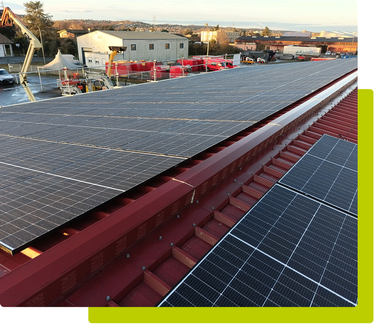 Toit avec des panneaux solaires