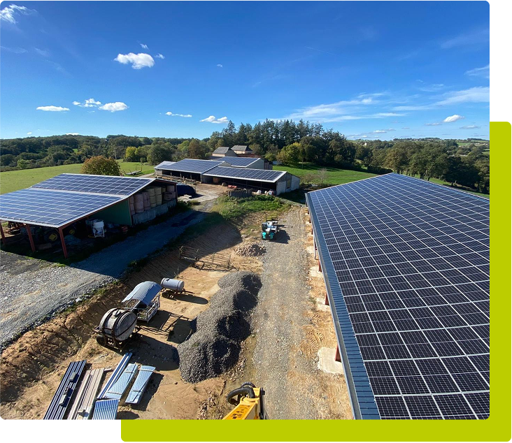 Trois hangars en construction avec pose de panneaux solaires