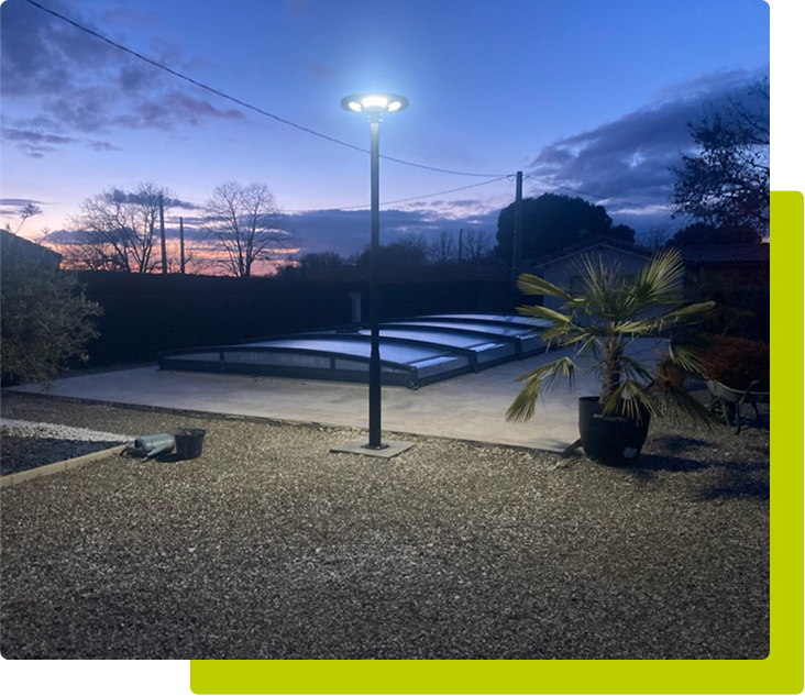 Un lampadaire solaire qui éclaire pendant la nuit