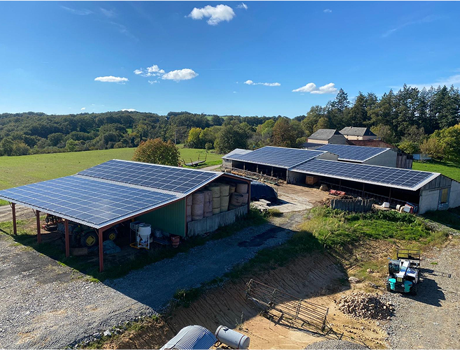2 hangars dans avec des panneaux photovoltaïque sur le toit