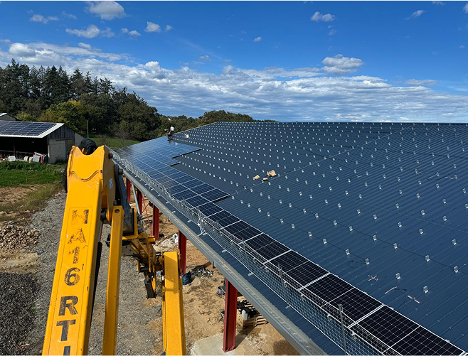 Installation de panneaux photovoltaïque sur un toit d'un entrepôt