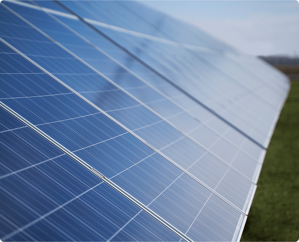 deux Panneaux photovoltaïques dans un champs