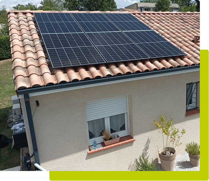 Panneaux solaire sur le toit d'une maison d'un chantier Techwood Solar