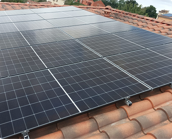 Panneaux solairesur le toit d'une maison poser par techwood solar