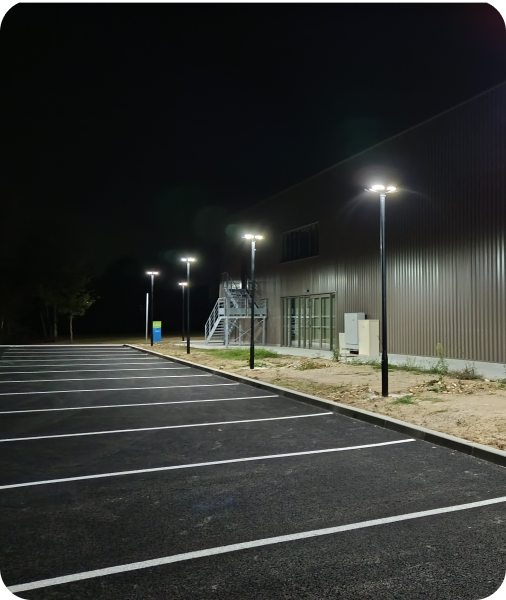 Lampadaire solaire sur un parking de nuit