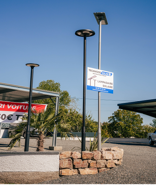 Lampadaire solaire devant la boutique techwood solar