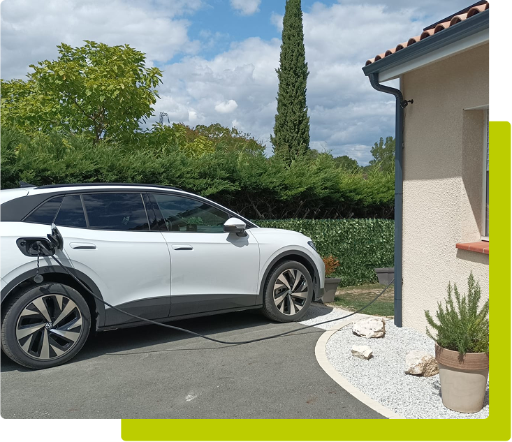 voiture électrique qui se recharge avec les panneaux solaire techwood solar